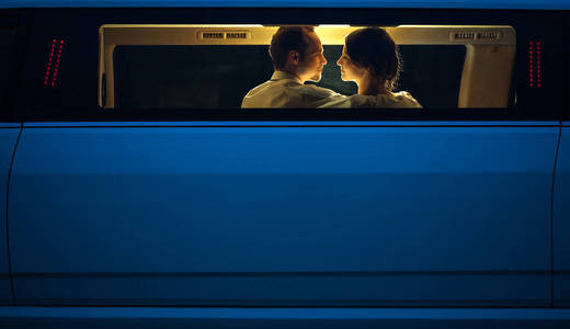 女人被男人在摩托车上的剪影