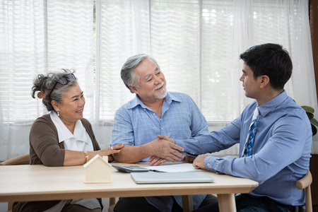 房子 退休金 老年人 代理人 客户 购买 销售 保险 会议