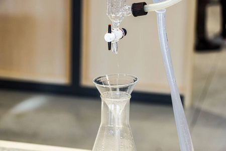 实验室 生物技术 化学 透明的 玻璃 医学 实验 颜色 液体