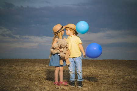 可爱的小男孩和女孩.享受这一刻.在户外玩的时候.快乐的童年.