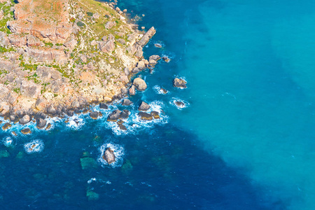 海边岛屿的岩石海岸，鸟瞰图。