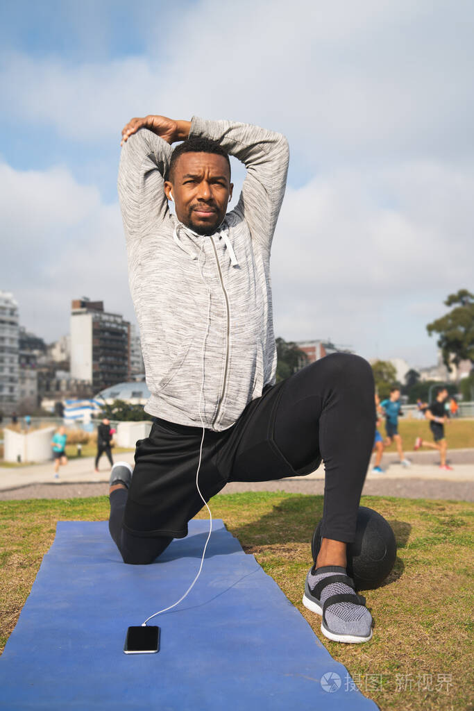 运动健将在公园锻炼身体