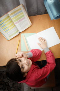 微笑的亚洲小女孩在做作业。