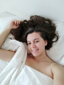 年轻美女床上自拍图片图片