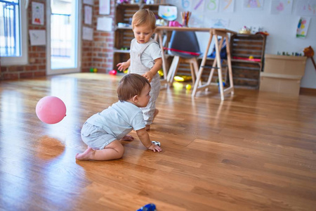玩具 幸福 蹒跚学步的孩子 育儿 可爱极了 房间 在室内