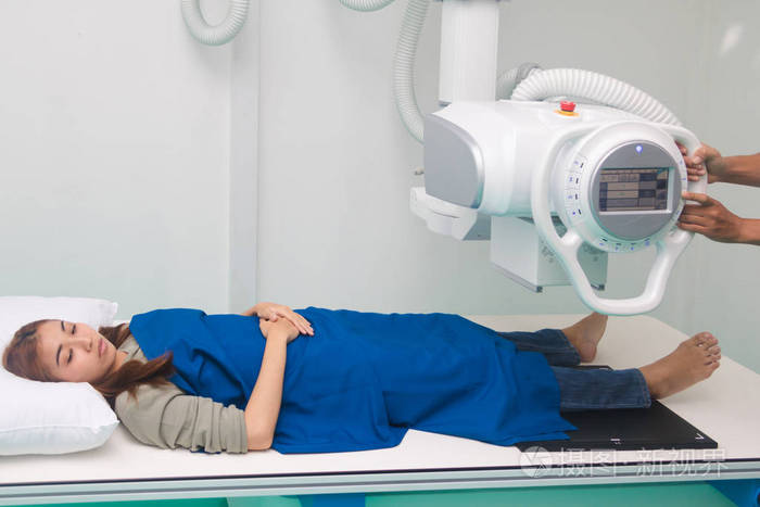 亚洲男性放射科医生准备和设置x光片