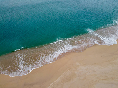 海滩上的波浪