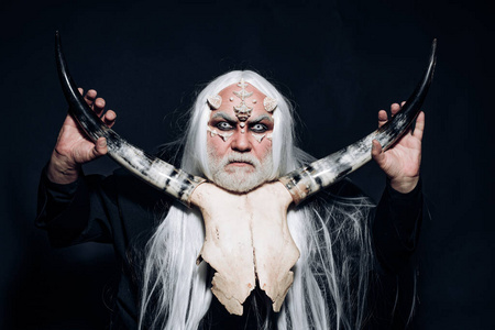 恐怖和幻想概念.撒旦在地狱.有角的人是邪恶的.脸上长着刺的神秘战士.