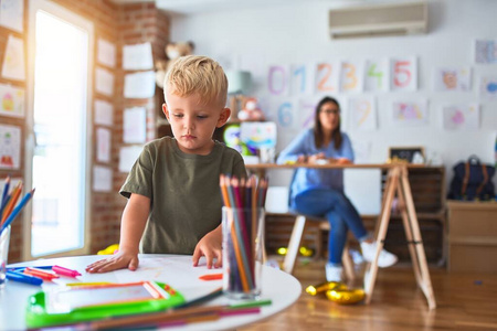 托儿所 幼儿园 在室内 铅笔 男孩 学龄前儿童 蹒跚学步的孩子