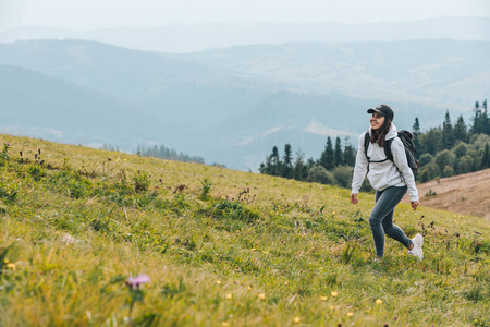 背着背包在山上徒步旅行的女人