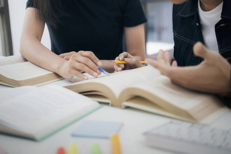 青年学生校园有助于朋友的追赶和学习。