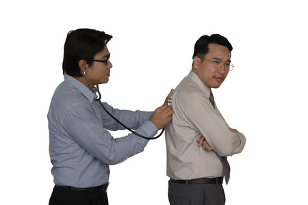 一位亚洲医生正在用听诊器检查一位商人