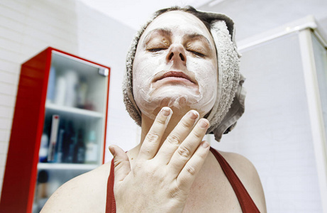 抗衰老 护肤品 镜子 化妆 女人 肖像 保湿霜 眼睛 健康