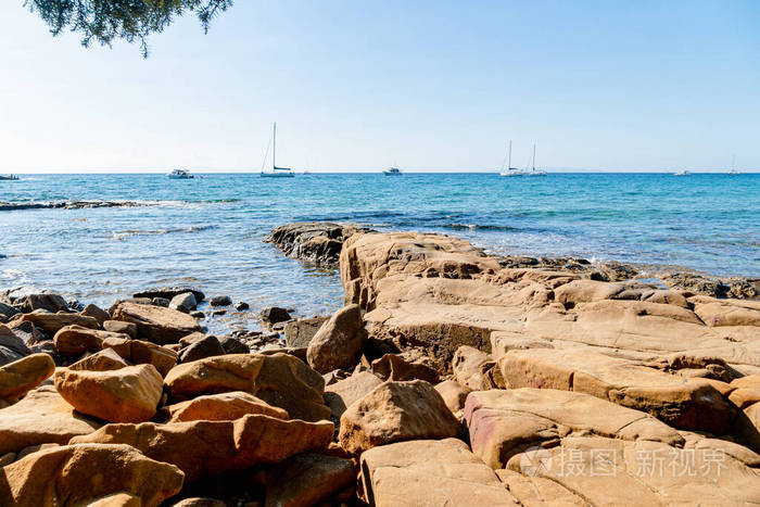 美丽的蔚蓝海和岩石海滩托斯卡纳的tyrrhenian海