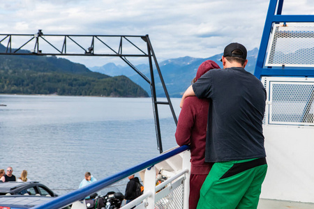 一对夫妇在加拿大渡轮的甲板上图片