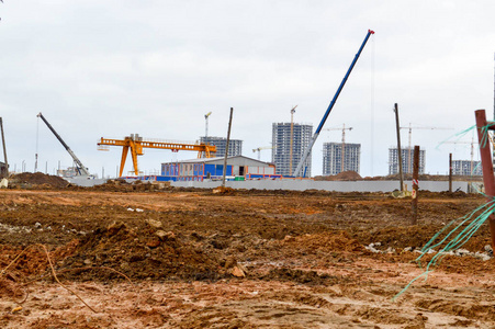 建筑设备,在大城市建设一个高房子,新建筑和发达基础设施的新小区照片