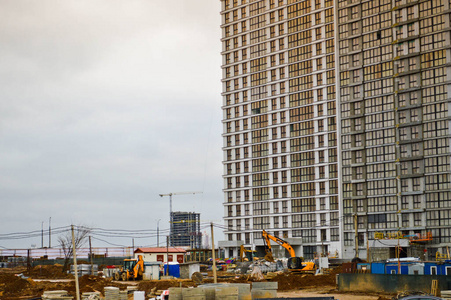 建造大型现代整体框架房屋，使用工业建筑设备和大型高空起重机的建筑物。城市新区建设