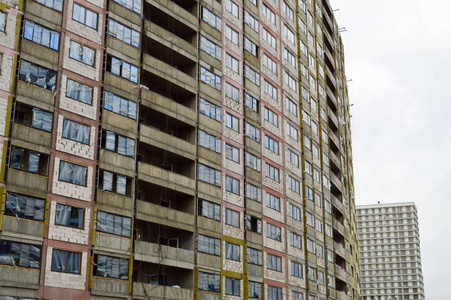 大型混凝土水泥现代在建新型整体框架砌块房屋，带窗墙和阳台