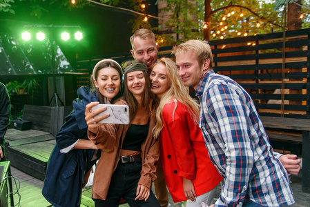 年轻的白种人在聚会上享受周末的乐趣.照片