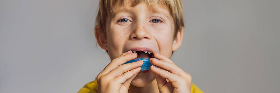 六岁男孩展示肌力训练器.