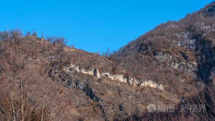 阿塞拜疆北部山坡上的古代贾凡希尔要塞遗迹