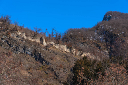 阿塞拜疆北部山坡上的古代贾凡希尔要塞遗迹照片