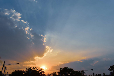 夕阳天空背景的金色光线