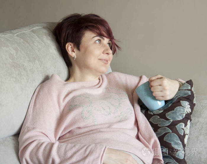 早孕少女坐在沙发上