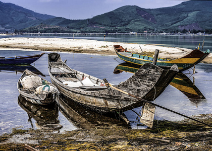 背景是山的海上船只图片