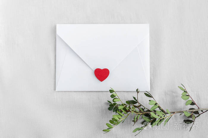 白底红心信封婚礼请柬或情书爱的概念母亲节和情人节快乐从上往下看