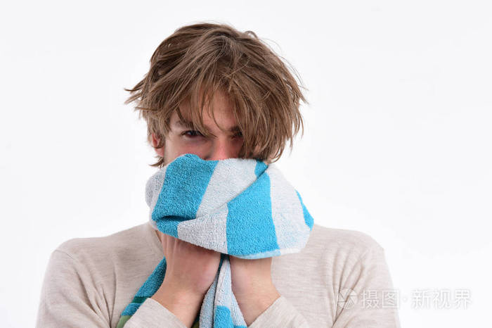 这家伙洗完澡后把脸擦干头发凌乱的男性