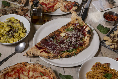 那不勒斯传统菜肴。Calzone，伊比利亚，披萨，意大利面盘子。隔离的图像。地中海美食。