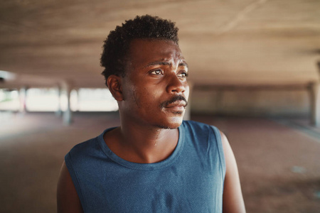 望向别处腋下流汗黑的和白色的照片一半的-面容男人和水落下或流汗高