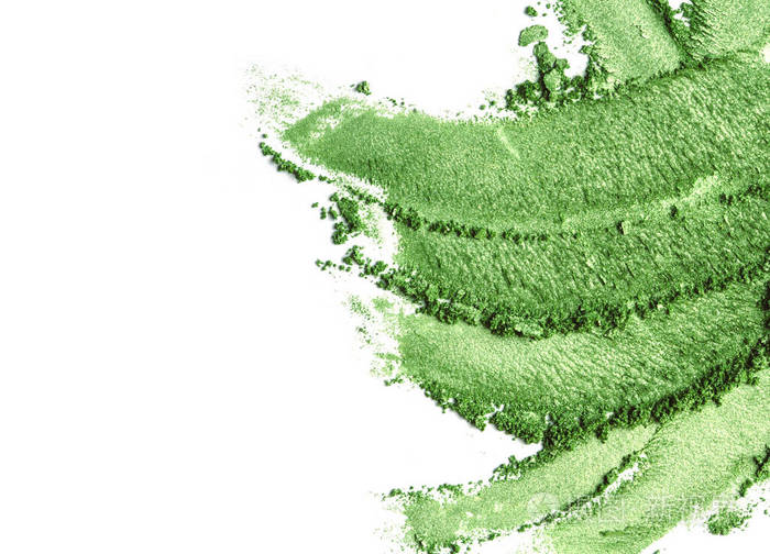 白色背景上隔离的绿色眼影笔划俯视图平放