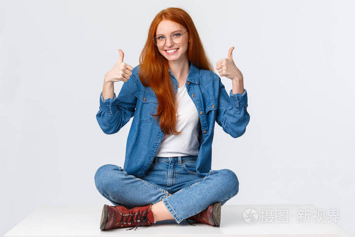 优秀满意以人为本高兴的支持可爱的红发女友坐在地板上双腿交叉成放松