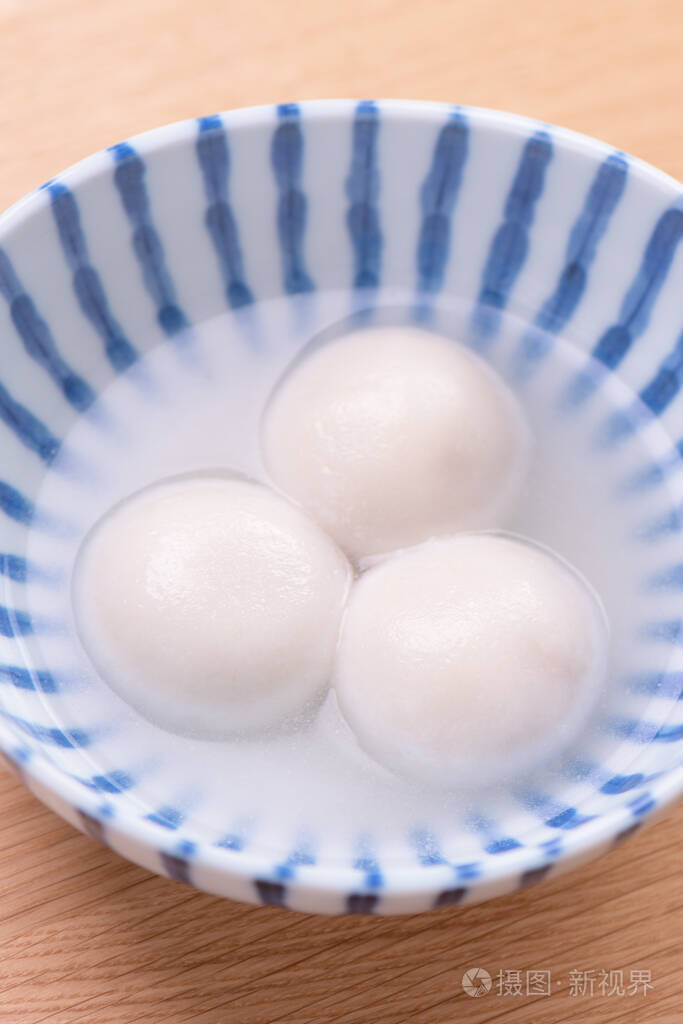 汤圆汤圆元宵在一个小碗里美味的亚洲传统节日食品中国元宵节馅粽子