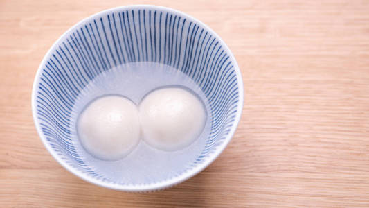 汤圆特写汤圆,汤圆,元宵在一个小碗里.