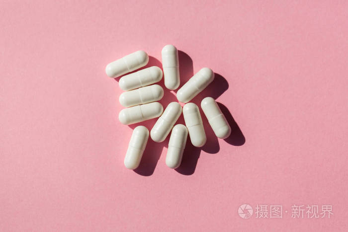 一堆白色药用胶囊