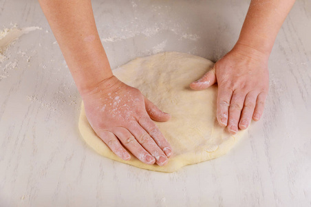 揉捏比萨面团用于制作披萨.照片