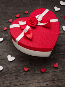 心形盒子的盖子。情人节概念与心形和礼品盒。