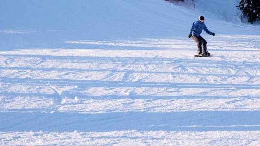 冬天，滑雪运动员在山坡上滑雪