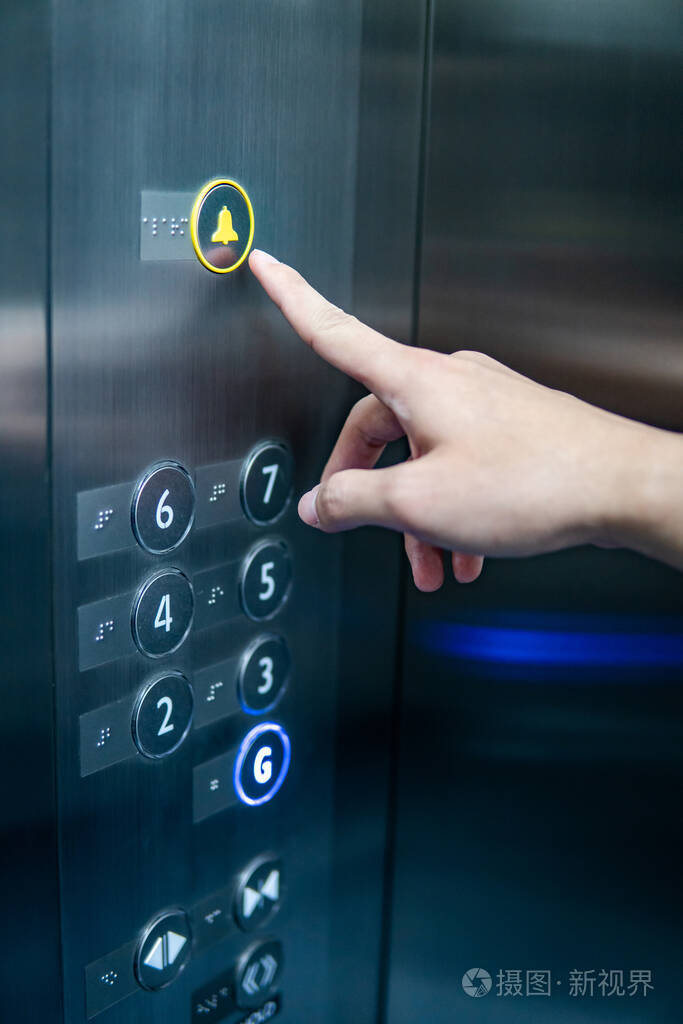 公手按电梯紧急按钮