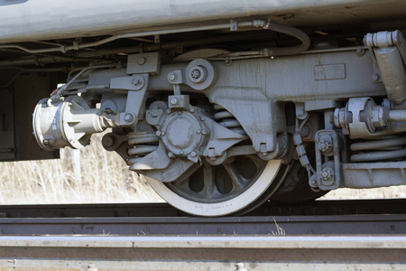 机车零件火车的轮对站在铁轨上.很多零件,弹簧照片