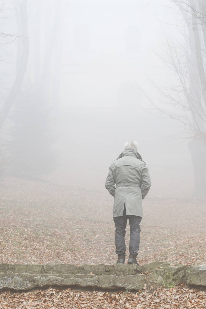 一个人站在雾里的图片图片