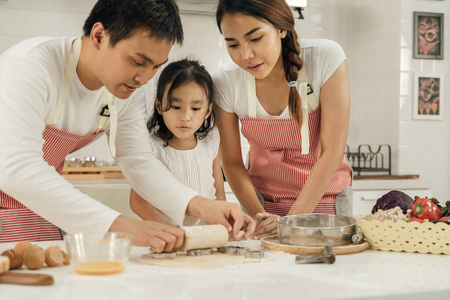 在一起 妈妈 微笑 童年 房子 烹饪 家庭 母亲 小孩 女人