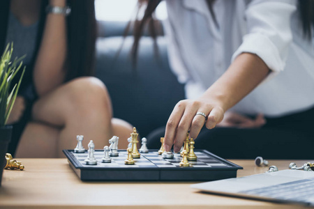 女人 领导 女商人 棋盘 成人 成功 智力 战斗 商业 思考