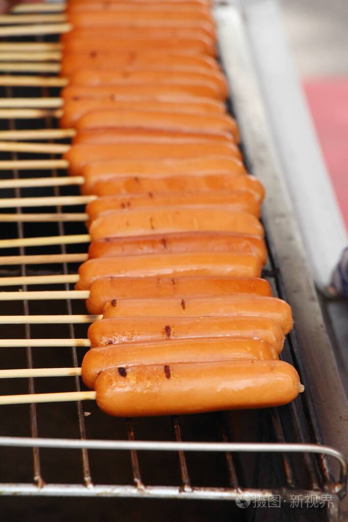 烤香肠是街头食品的美味