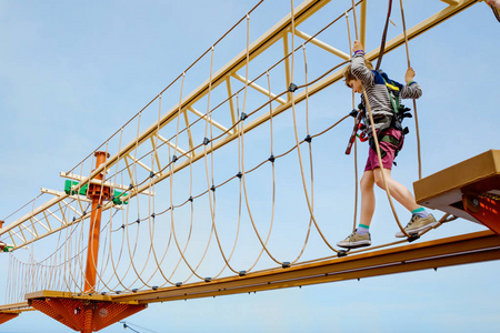 积极的孩子在家庭度假时进行冒险和行动.勇敢孩子的挑战.照片