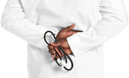 美国黑人男性医生，白色背景听诊器