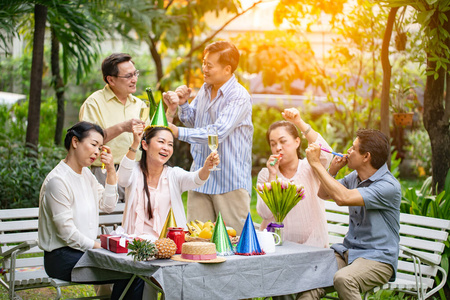 团结 微笑 葡萄酒 生日 食物 家庭 夫妇 起源 夏天 庆祝